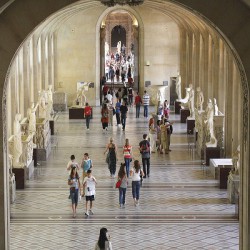entrée musée du Louvre